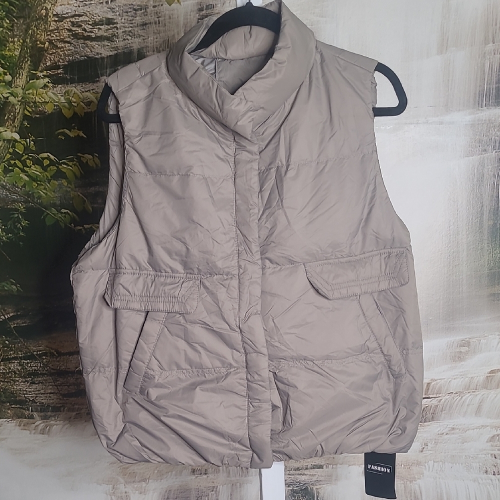 New with tags! Womens One Size Gray Puffer Vest with button snaps